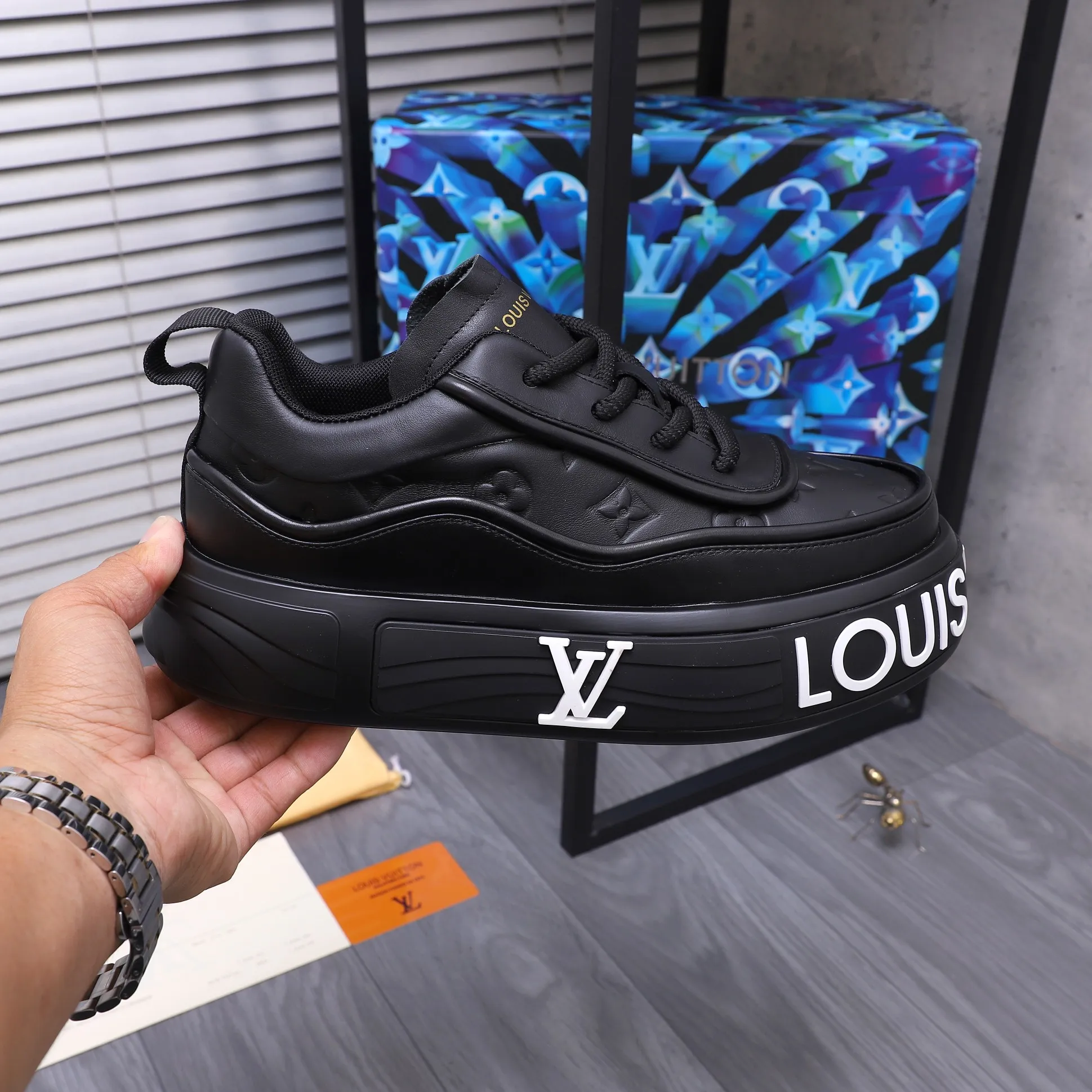 Men's shoes 💰560 Product trademark: LV [Louis Vuitton] casual shoes, regular size. Size: 38-46 (38.45.46 is custom-made and non-returnable) Product materials: Selected high-quality cowhide stitching embossed cowhide upper, cowhide insole, mesh lining, original outsole